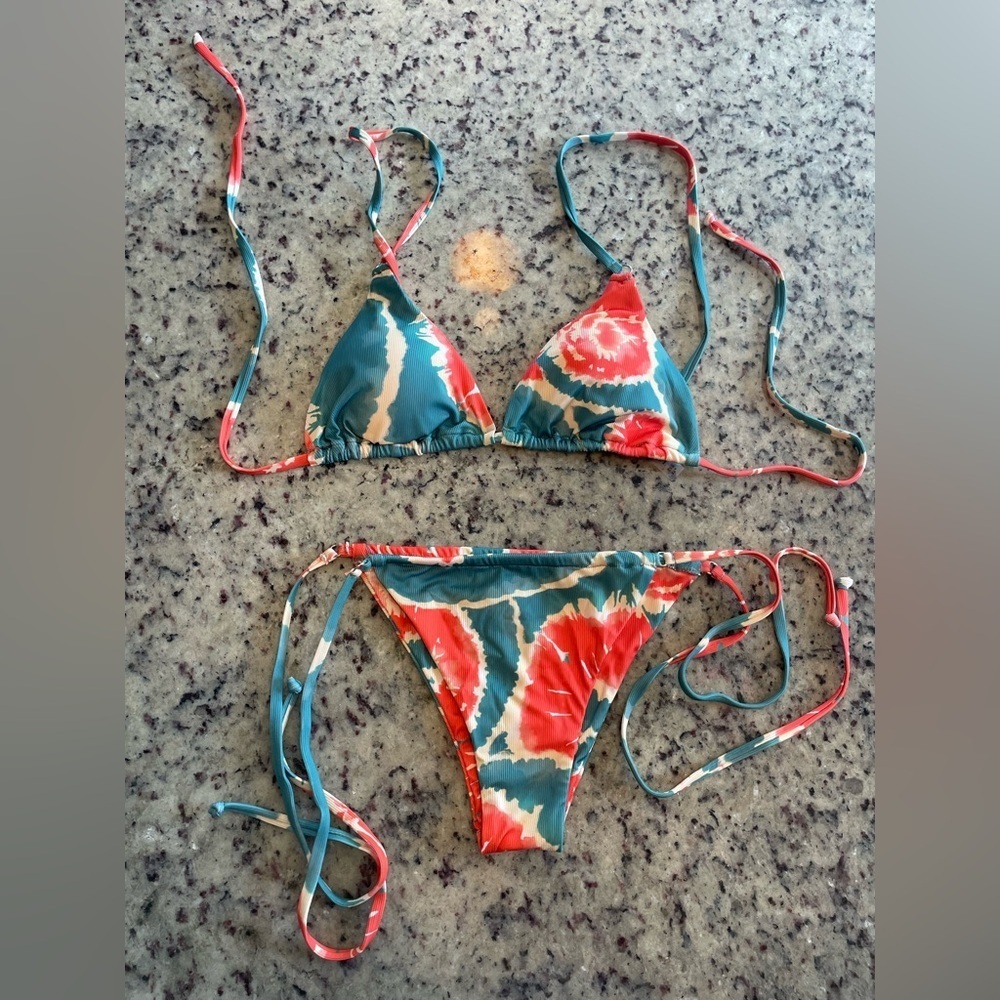 Women’s NWT tie-dye bikini size 6